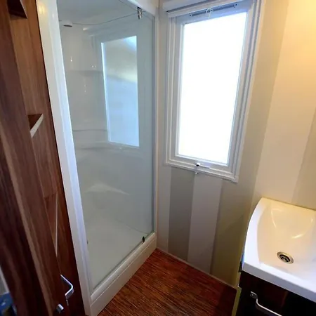 Mobil-home Confortable Avec Terrasse Pour 5 Personnes - Api-1-52-916 Campsite *